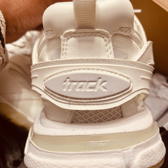 BALENCIAGA SIZE 42/USA 9M GLOW IN THE DARK - Picture 3 of 4